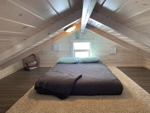 1 chambre, fer et planche à repasser, lit de bébé portatif