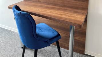 Schreibtisch, laptopgeeigneter Arbeitsplatz, kostenloses WLAN