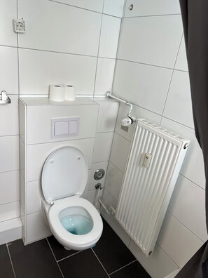 Desk, laptop workspace, free WiFi, bed sheets - Hotel Zollhof (Hamburg)