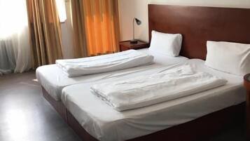 Työpöytä, kannettavalle tietokoneelle sopiva työtila, ilmainen Wi-Fi