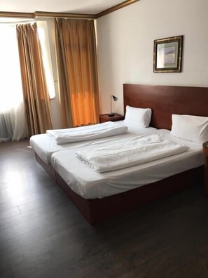 Desk, laptop workspace, free WiFi, bed sheets - Hotel Zollhof (Hamburg)