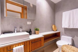 Serviettes fournies, savon, shampoing