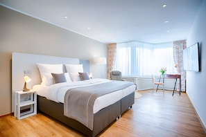 Double Room | Hypo-allergenic bedding, in-room safe, individually decorated - Hotel Am Brinkerplatz (Essen)