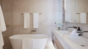 Combined shower/bathtub, hair dryer, towels