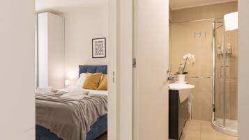 1 chambre, bureau, fer et planche à repasser, lit de bébé portatif