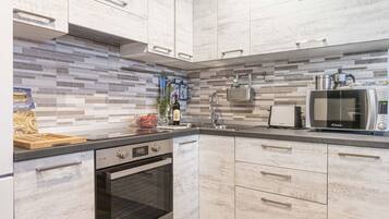 Frigorifero, microonde, forno, piano cottura