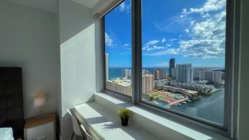 Apartamento Elite, 3 habitaciones, vistas al mar | Espacio para trabajar con un portátil y cortinas opacas