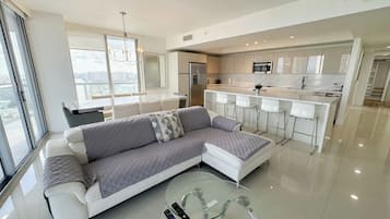 Apartemen Elite, 3 kamar tidur, pemandangan samudra | Area keluarga | Televisi LED 40-inci dengan saluran TV kabel dan TV
