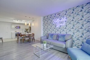 Leilighet – comfort, 2 soverom | Oppholdsområde | En 40-tommers LED-TV med kabel-kanaler samt TV