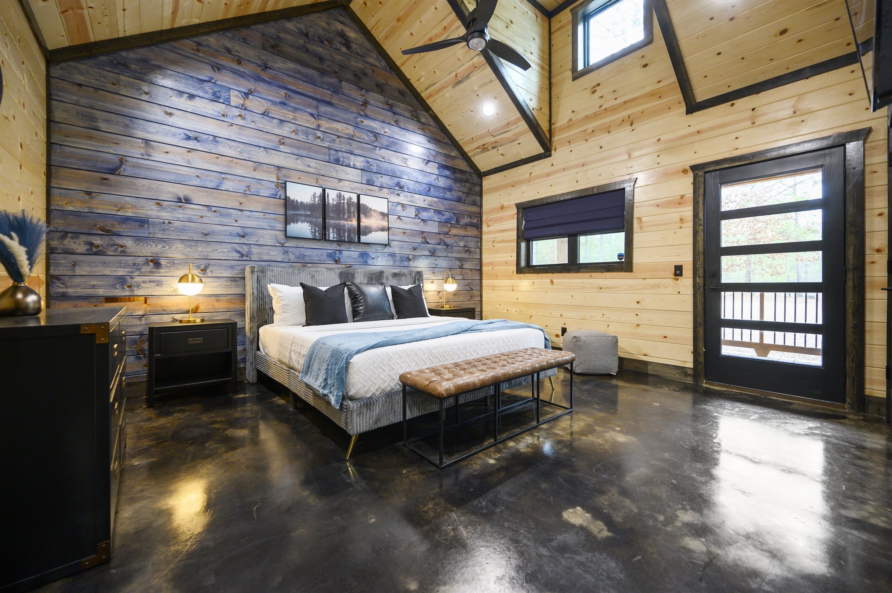 4 habitaciones, escritorio y tabla de planchar con plancha 