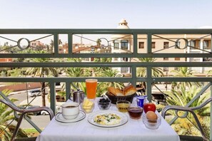 Outdoor dining - Akabar Hotel (Marrakech)