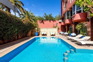 Alberca techada y alberca al aire libre