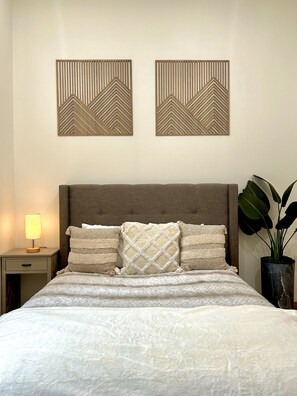 3 bedrooms, WiFi, bed sheets - Urban Forest Modern Retreat with Hot Tub! (Spokane)