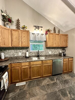 Fridge, microwave, oven, stovetop - Secluded 3 bed 2 bath home w/ game room & hot tub 5 miles to Dollywood (Sevierville)