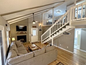 Smart TV, table football - Secluded 3 bed 2 bath home w/ game room & hot tub 5 miles to Dollywood (Sevierville)