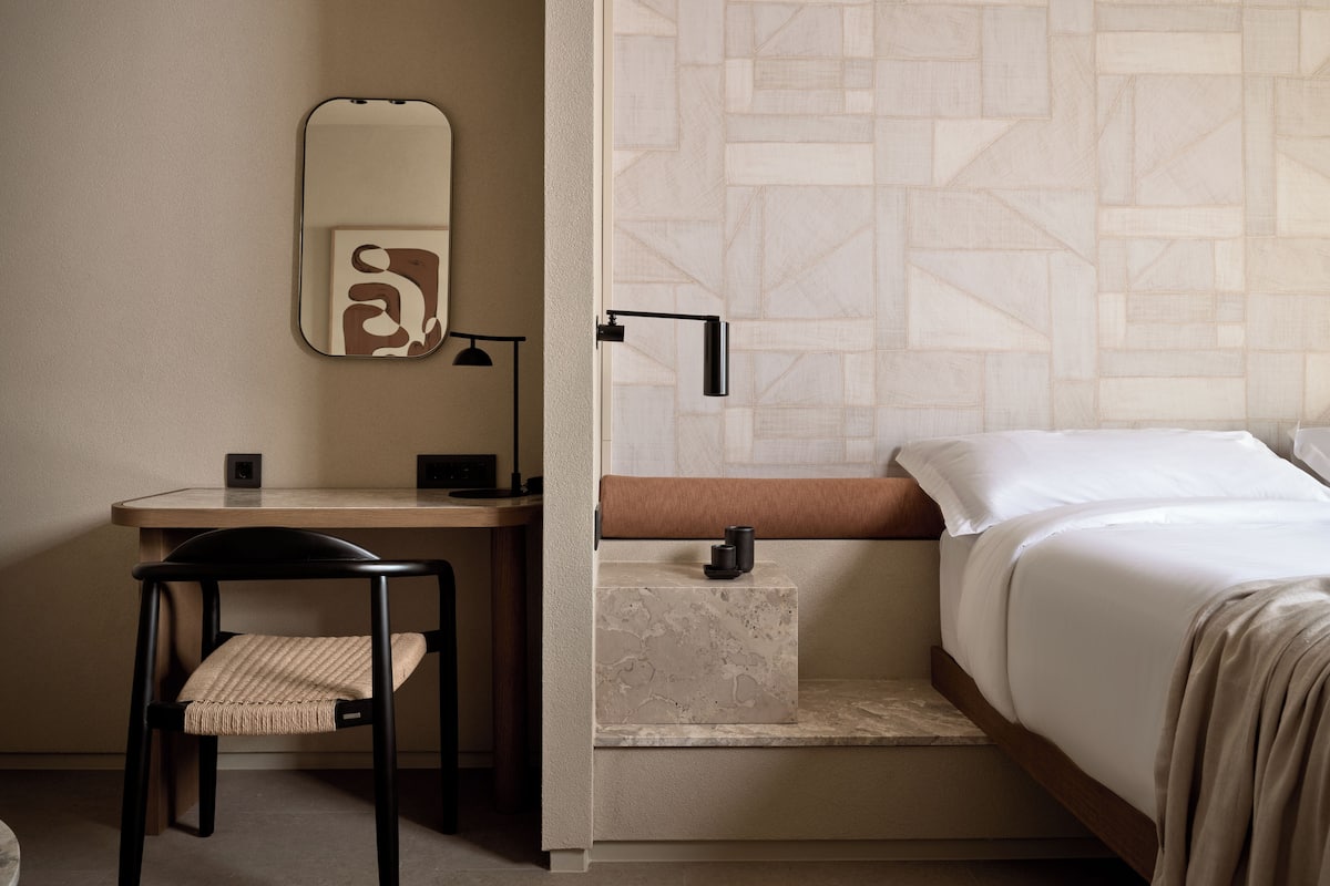 Minibar, in-room safe, desk, free WiFi