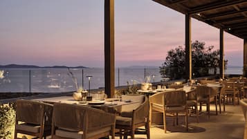 Breakfast, lunch, dinner served; Italian cuisine