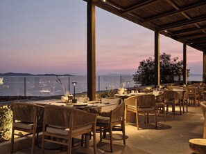 供应早餐、午餐和晚餐，意大利菜