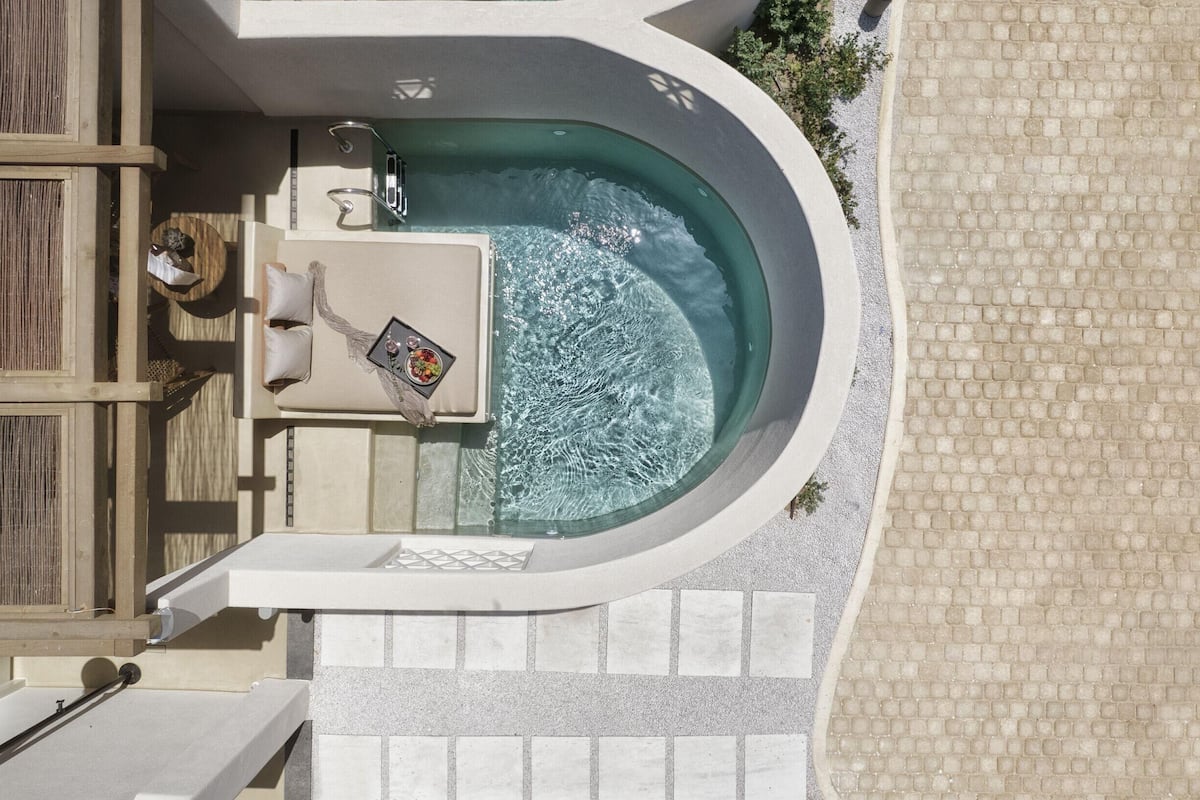 Kamer (Sublime Suite with Plunge Pool) | 1 slaapkamer, een minibar, een kluis op de kamer, een bureau