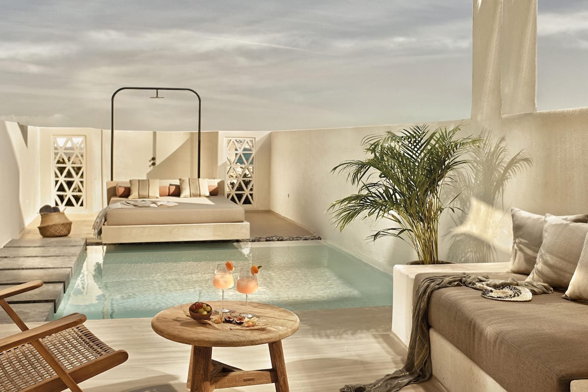 Sublime Suite with Private Pool | 1 slaapkamer, een minibar, een kluis op de kamer, een bureau