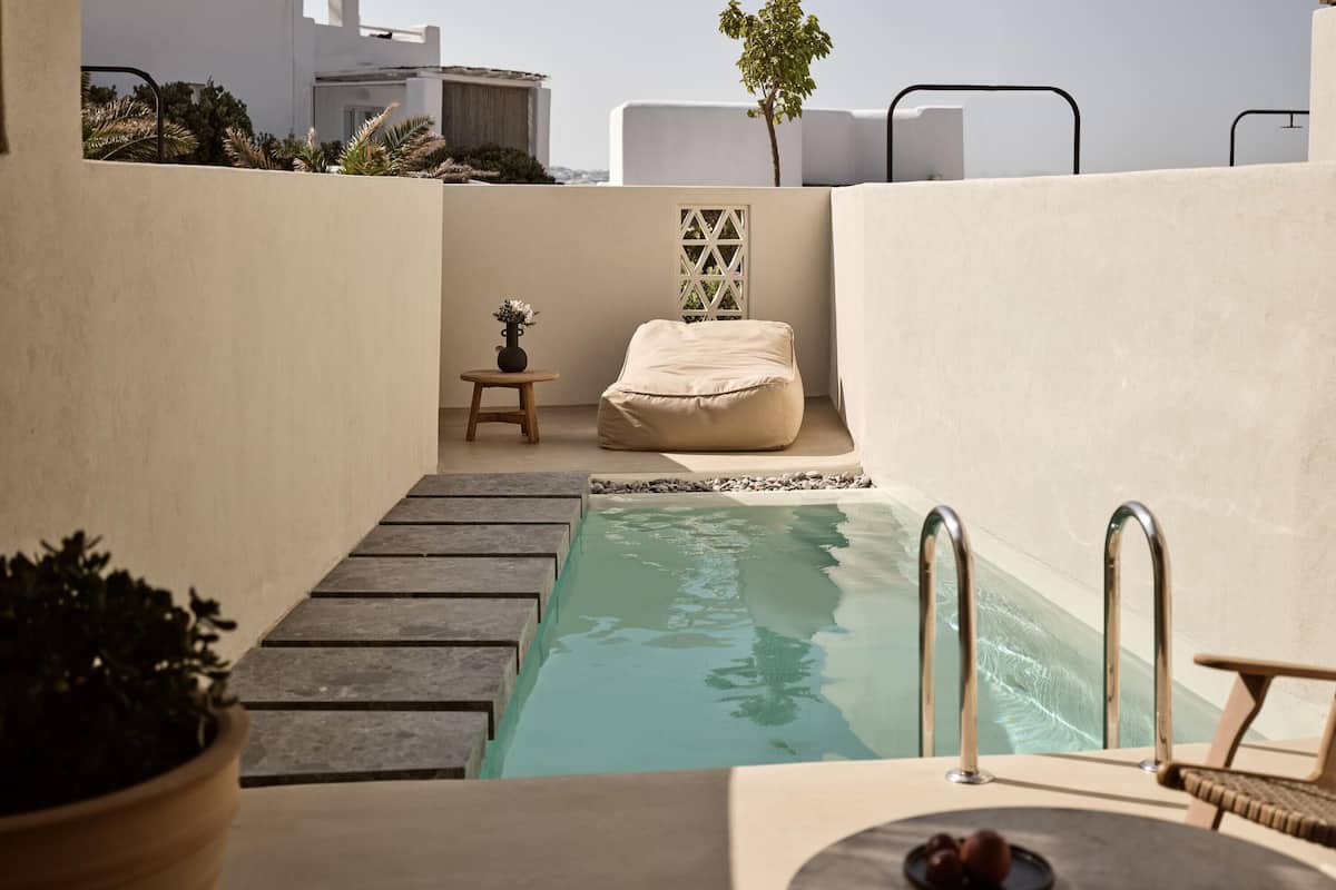 Upbeat Retreat with Private Pool | 1 slaapkamer, een minibar, een kluis op de kamer, een bureau