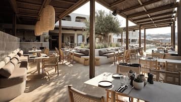 2 bars/lounges, lobby lounge