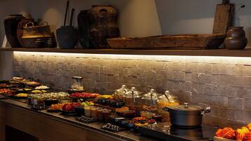 Serveert ontbijt, lunch, diner, Italiaanse gerechten