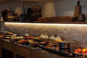 Breakfast, lunch, dinner served; Italian cuisine