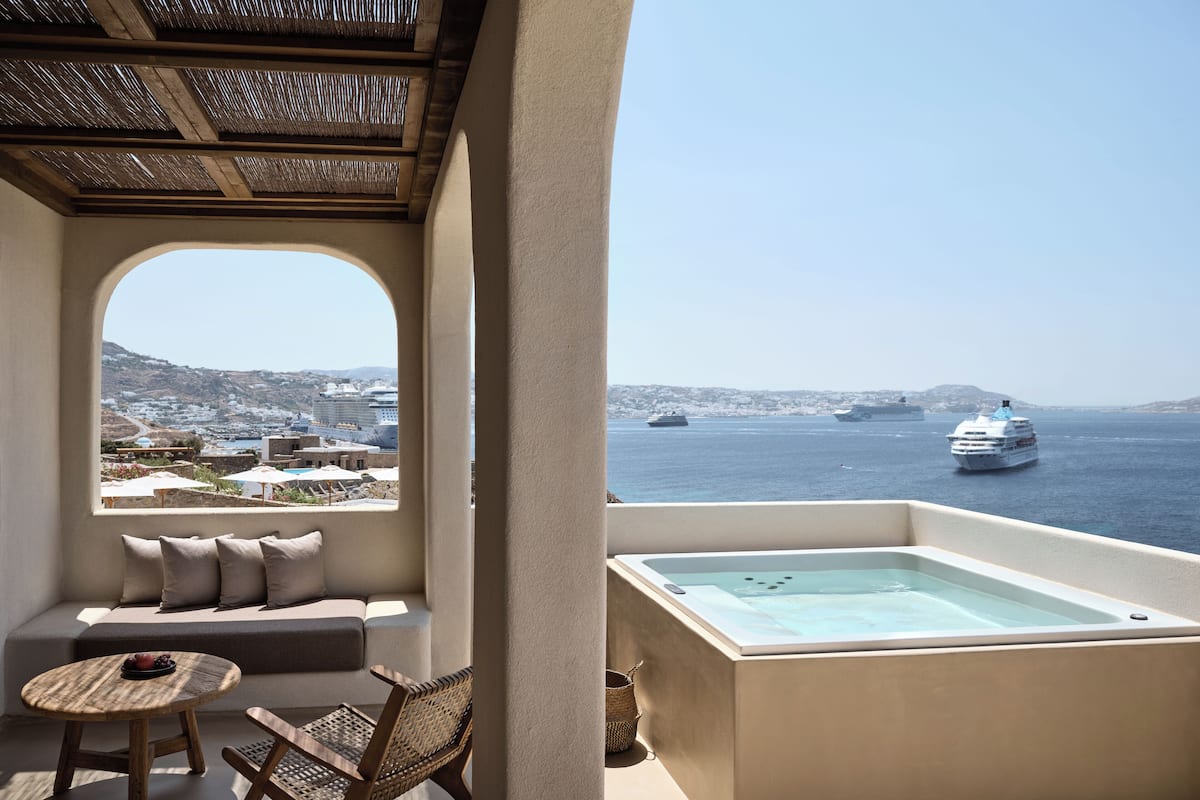 OMEON Signature Suite Sea View with Private Hot Tub | Minibaari, tallelokero huoneessa, ty öpöytä, ilmainen Wi-Fi