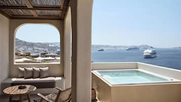 Deluxe tweepersoonskamer | Een minibar, een kluis op de kamer, een bureau, gratis wifi