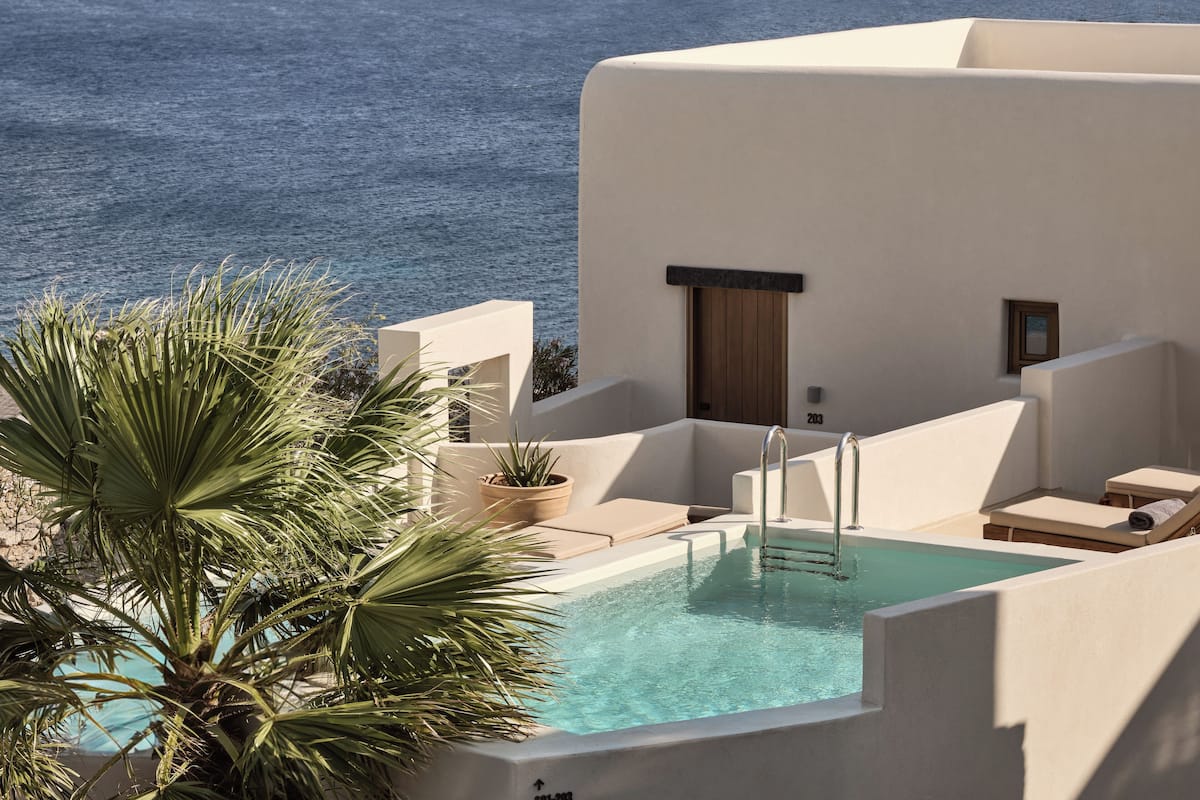 OMEON Signature Suite Sea View with Private Pool | Minibaari, tallelokero huoneessa, työpöytä, ilmainen Wi-Fi