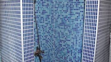 Regadera, secadora de cabello, toallas, jabón