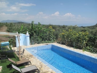 Villa with pool in Falanthi