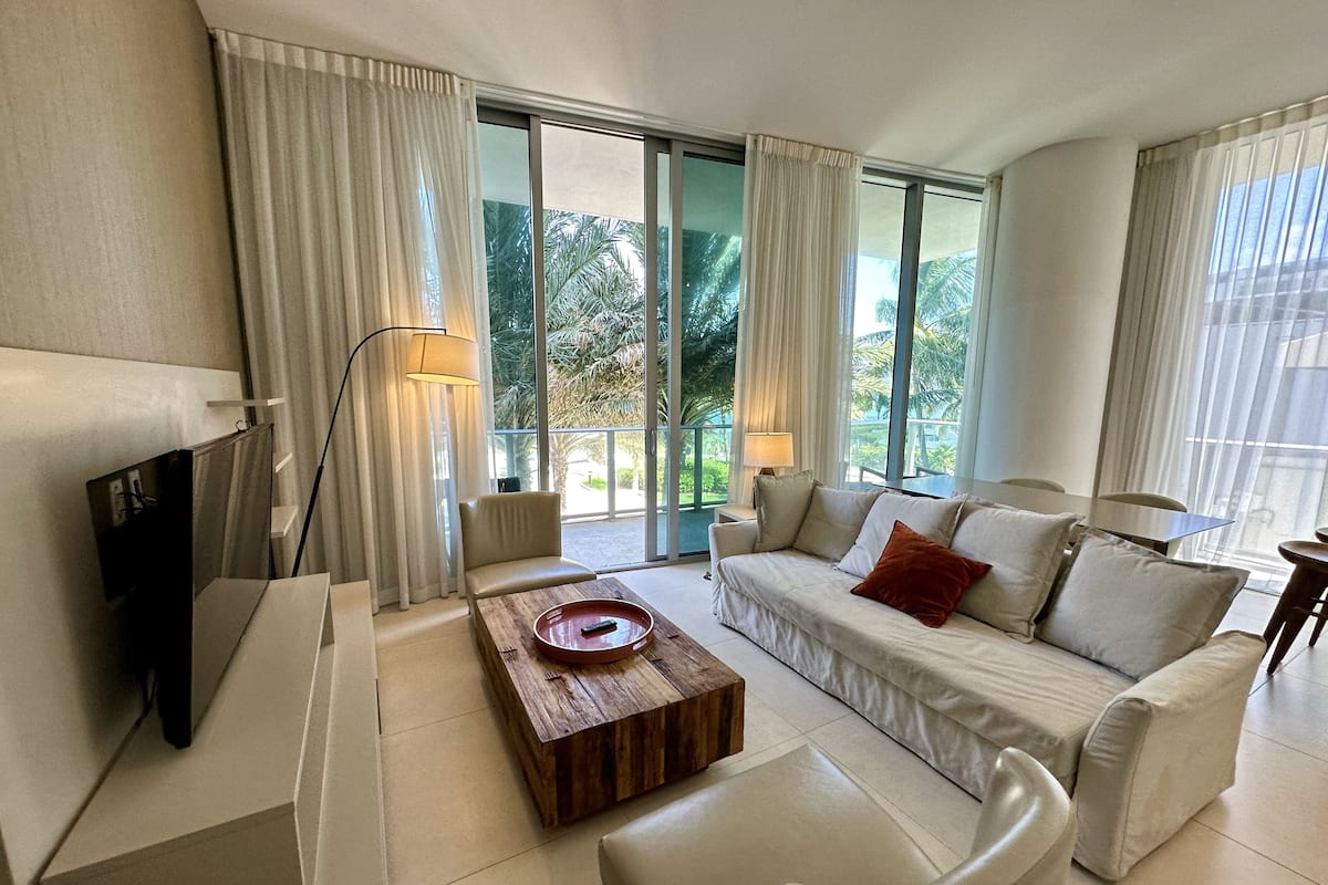 Classic Apartment | Living area | 40-inch Smart TV with cable channels, TV