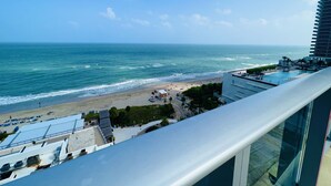 A high-rise hotel overlooking a beach with a clear view of the ocean. -  Lyfe Resort & Residences (Hollywood)