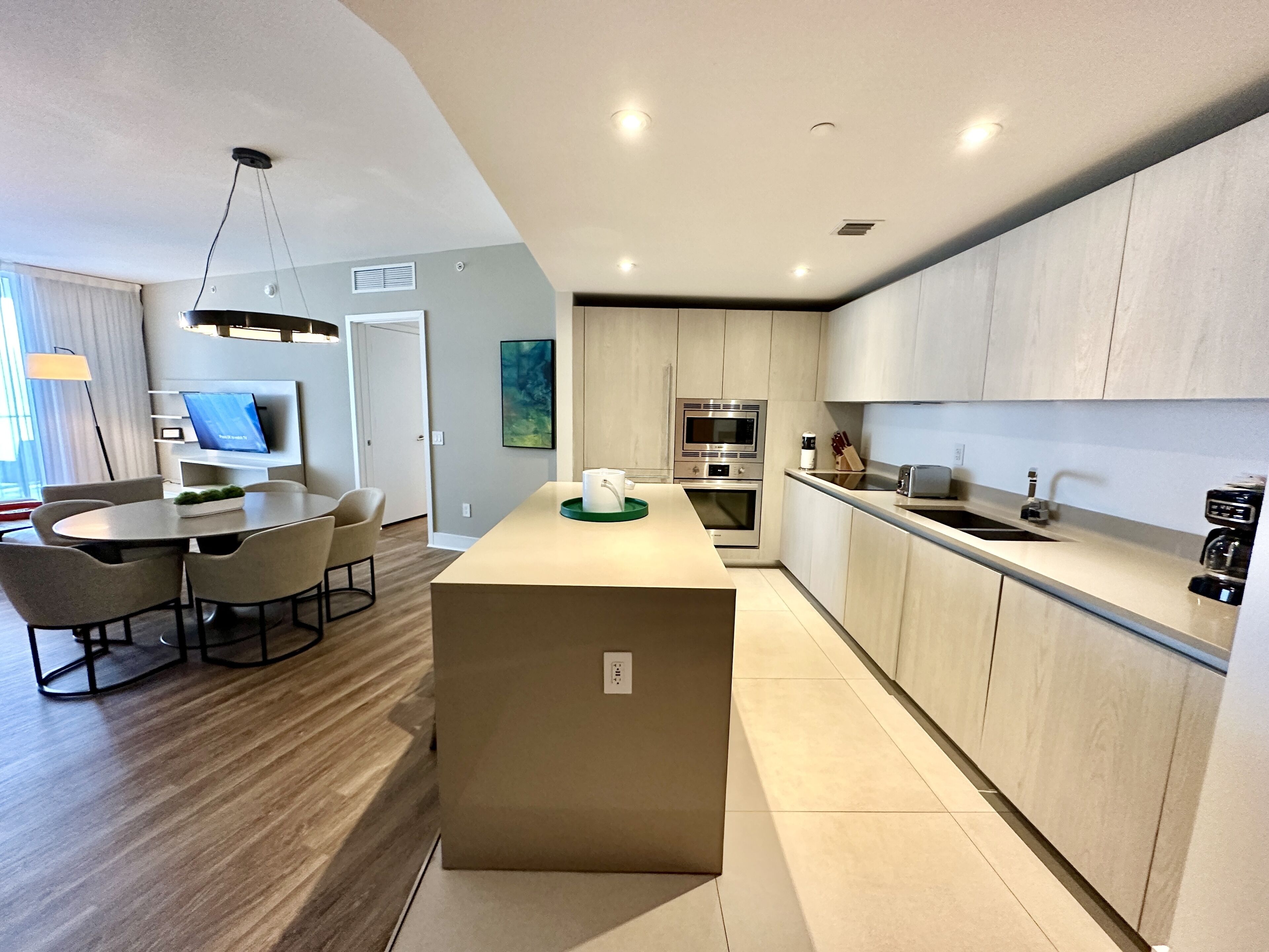 Apartamento luxo | Cozinha privada | Geladeira, micro-ondas, fogão, cooktop