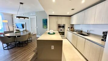 Apartamento luxo | Cozinha privada | Geladeira, micro-ondas, fogão, cooktop