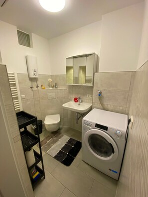 Dusche, Haartrockner, Handtücher, Seife