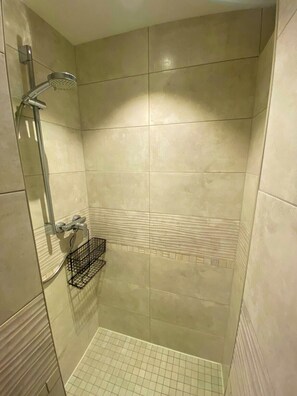 Dusche, Haartrockner, Handtücher, Seife