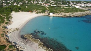 Nær stranden og strandhåndklær