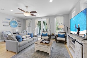 TV - Hemingway at 30A - Seacrest, 12,000 Sq Ft Community Pool, Beach Tram, Bikes! (Seacrest Beach)