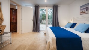 4 bedrooms, desk, iron/ironing board, free WiFi