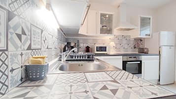 Réfrigérateur, micro-ondes, four, plaque de cuisson