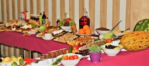 Ein reichhaltiges Buffet mit verschiedenen Speisen und Getränken.