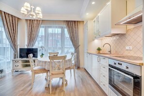 Private kitchen - Happy Inn Classical Style , selfcheck-in. Underground parking (Vilnius)