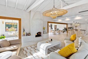 Smart TV, fireplace