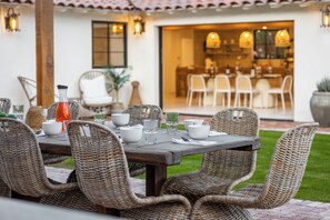 Outdoor dining - Casa De Tierra - Featured in Architectural Digest (Palm Springs)