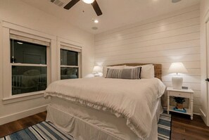 4 Schlafzimmer, Schreibtisch, Bügeleisen/Bügelbrett, Reisekinderbett