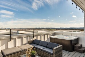 Outdoor spa tub - Nashville Vacation Stay • Views & Hot Tub (Nashville)