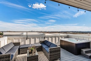 Outdoor spa tub - Nashville Vacation Stay • Views & Hot Tub (Nashville)